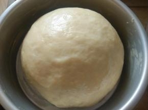 表面刷一层鸡蛋液（份量外）；