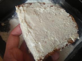 中间及两侧抹上奶油奶酪馅；