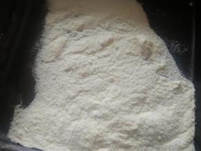 外馅材料中的奶粉和糖粉混合过筛；