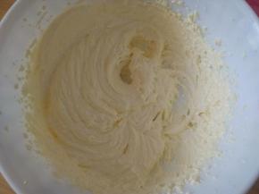 奶油奶酪提前软化，加糖打至顺滑，分次加入牛奶，搅打均匀，放冰箱冷藏半小时；