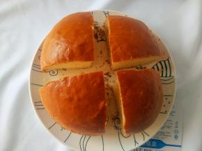 晾凉的面包均分成四份；