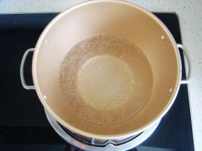 烧开400克开水。（可随个人口味加入适量白糖）