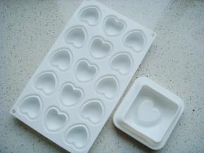 准备硅胶模具，也可用其他喜欢的模具代替。