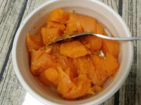 胡萝卜蒸熟后用勺子压成小块