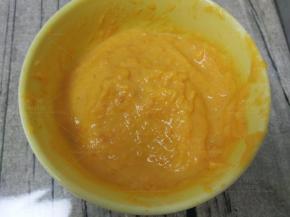 胡萝卜倒入料理机里，加入80克酸奶搅打成糊。