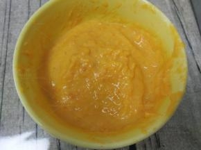 胡萝卜倒入料理机里，加入80克酸奶搅打成糊。