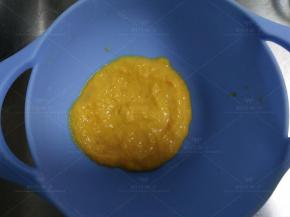 称量出60克胡萝卜酸奶糊