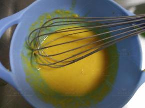 用手动打蛋器搅打均匀