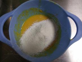 筛入混合后的低筋面粉和玉米淀粉