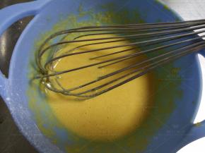 用打蛋器画Z字形，拌至成均匀细滑的面糊，静默备用