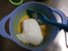 取三分之一蛋白到蛋黄糊中