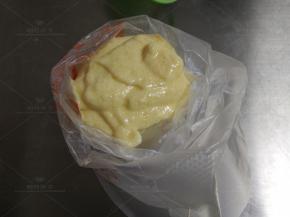 把裱花袋放入杯中，倒入面糊