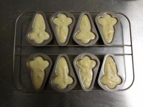 把面糊挤入模具中