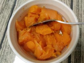 胡萝卜1根蒸熟，用勺子压成小段。