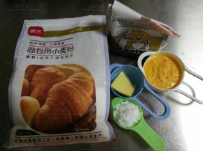 称量出160克胡萝卜酸奶糊（不够就加酸奶凑足），准备好其余原料。