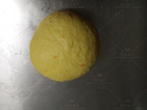 面粉加入黄油以处的原料，揉成团后再加入黄油，揉成扩展阶段后揉圆。