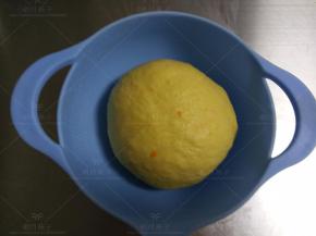 面团放入盆中，加盖保鲜膜，放温暖处发酵。