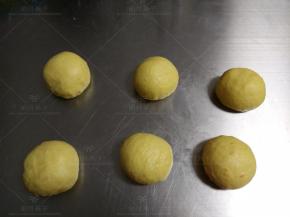 发酵好的面团排气后分成六等分，滚圆。