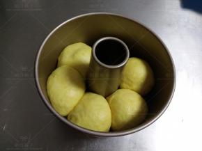 排入不沾的6寸中空模具中。（阳极模具要抹黄油防粘）