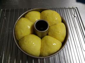 表面刷蛋黄液。