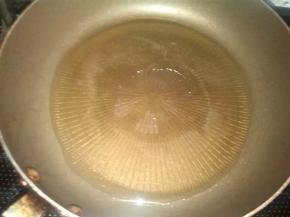 平底锅加入适量油,烧至七成热.