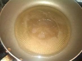 平底锅加入适量油,烧至七成热.