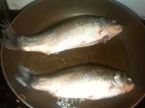 中火,放入鱼,一面煎至金黄.