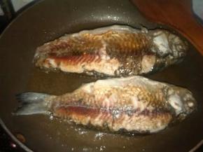 翻面,另一面也煎至金黄.