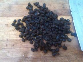 豆豉用刀稍拍散.