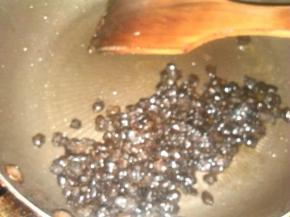 放入加了少量油的炒锅,炒出香味.