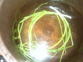 电高压锅内胆底部铺上葱姜,放入桂皮八角.