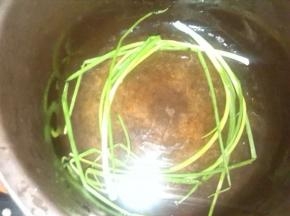 电高压锅内胆底部铺上葱姜,放入桂皮八角.