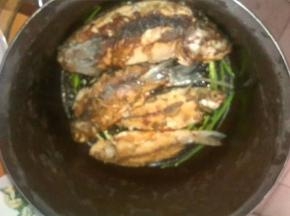 放入煎好的鱼,盖好盖子.按煮肉或任意材料按键都可以.