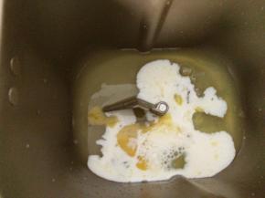 面包机桶内先加入液体