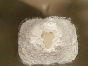 再加入除黄油外的固体原料，酵母最后放入。