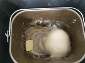 加入黄油后继续运行和面程序，揉至完全扩展阶段。