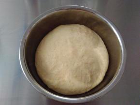 把揉好的面团放入容器中，至温暖处发酵。