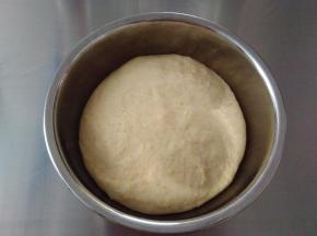 把揉好的面团放入容器中，至温暖处发酵。