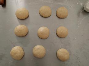 发酵好的面团排气后分成9等份，盖上保鲜膜松驰15分钟。