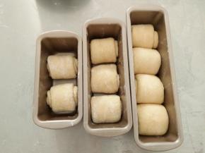 卷好的面团收口朝下，放入模具中进行二次发酵。