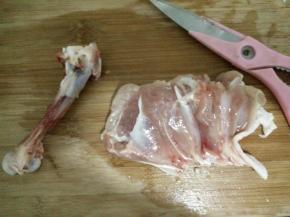 鸡腿用剪刀剔去骨头。