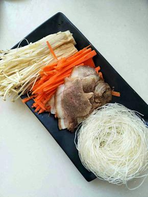 金针菇洗净，红萝卜切丝，卤肉切片，粉丝一把