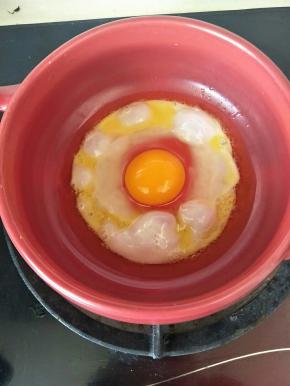 砂锅打入一个鸡蛋