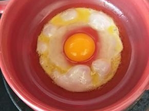 砂锅打入一个鸡蛋