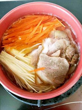 加入开水，放入蔬菜和卤肉