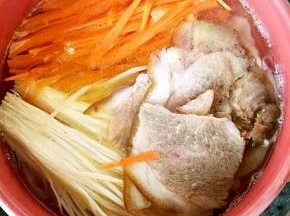 加入开水，放入蔬菜和卤肉