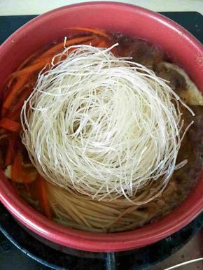 加入酱汁，放入粉丝。