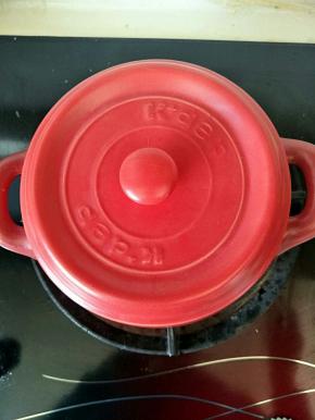 盖上盖子关火，砂锅的温度将粉丝焖熟。