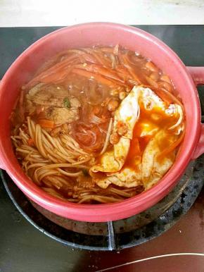 打开砂锅盖，卤肉粉丝砂锅的香辣味伴着升腾的袅袅热气，香气迎面而来！