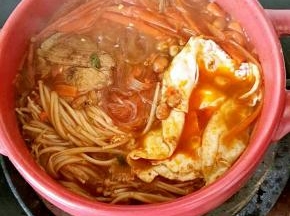 打开砂锅盖，卤肉粉丝砂锅的香辣味伴着升腾的袅袅热气，香气迎面而来！